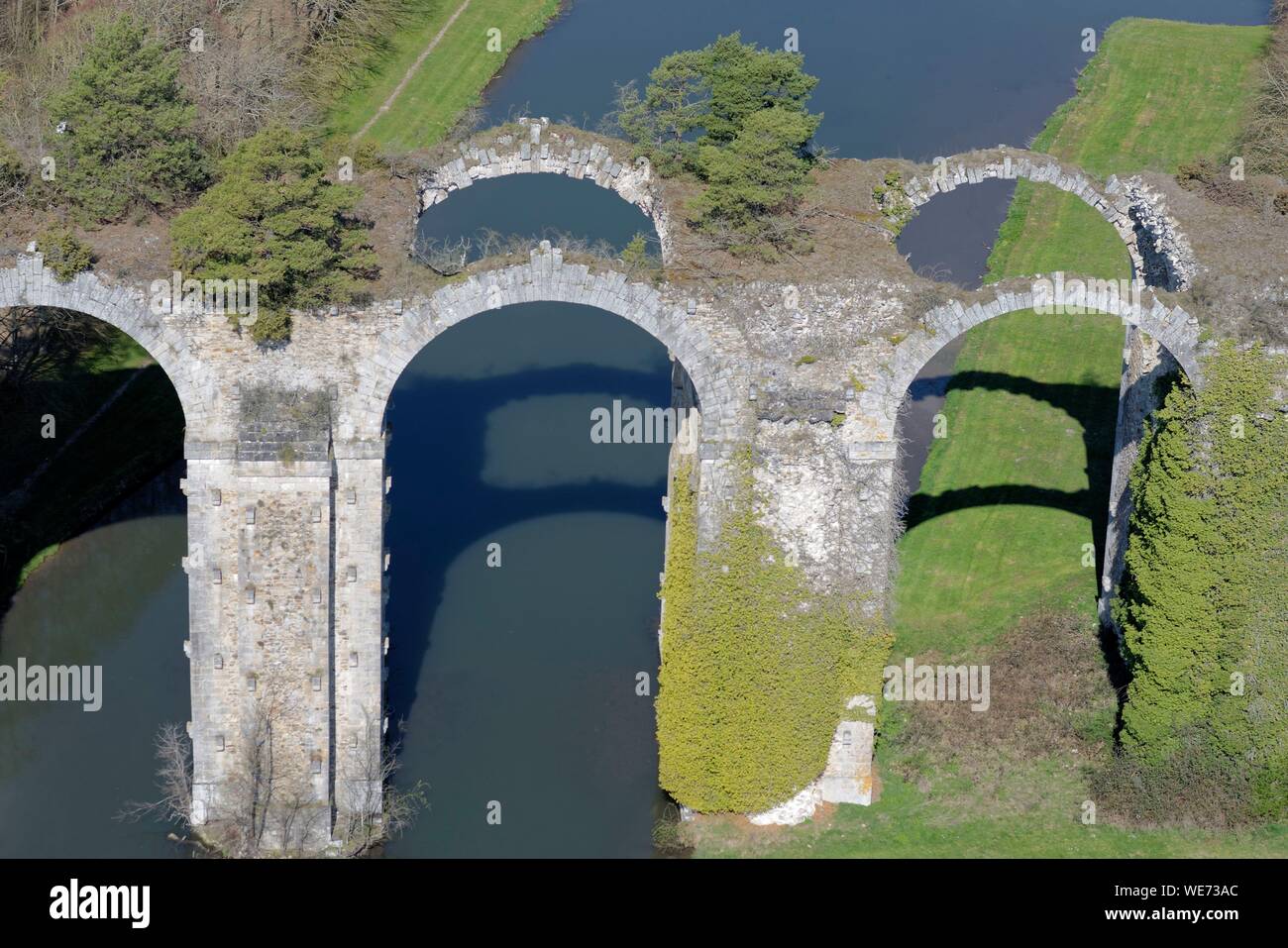 Frankreich, Eure-et-Loir, Chateau de Maintenon, Maintenon Acqueduct, unvollendete Kunstwerk, unter der Herrschaft von Ludwig XIV. erbaut, der Überquerung der Eure-tal (Luftbild) Stockfoto