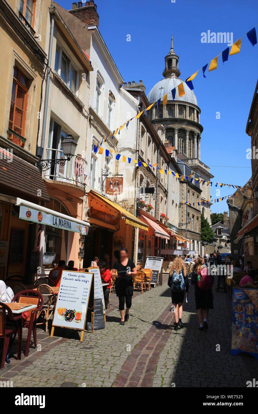 Frankreich, Pas de Calais, Boulogne-sur-Mer, Rue de Lille in der Oberen Stadt Boulogne-sur-Mer im Hintergrund, die Notre Dame de l'Immaculee Konzeption Basilika von Boulogne-sur-Mer // Stockfoto
