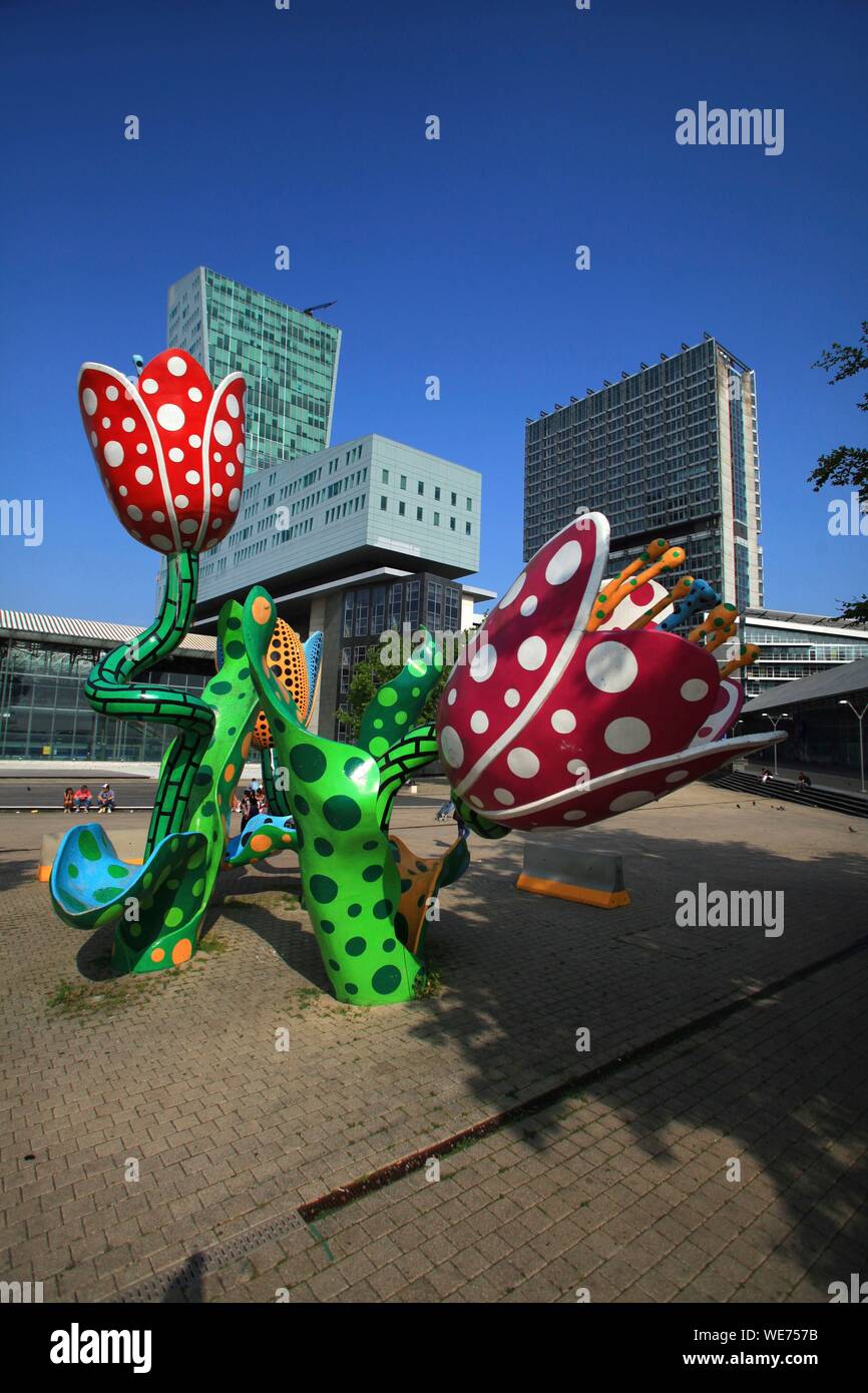 Frankreich, Nord, Lille Euralille Bezirk, Esplanade François Mitterrand, die Tulpen von Shangri La, permanente Skulptur von Yayoi Kusama Stockfoto