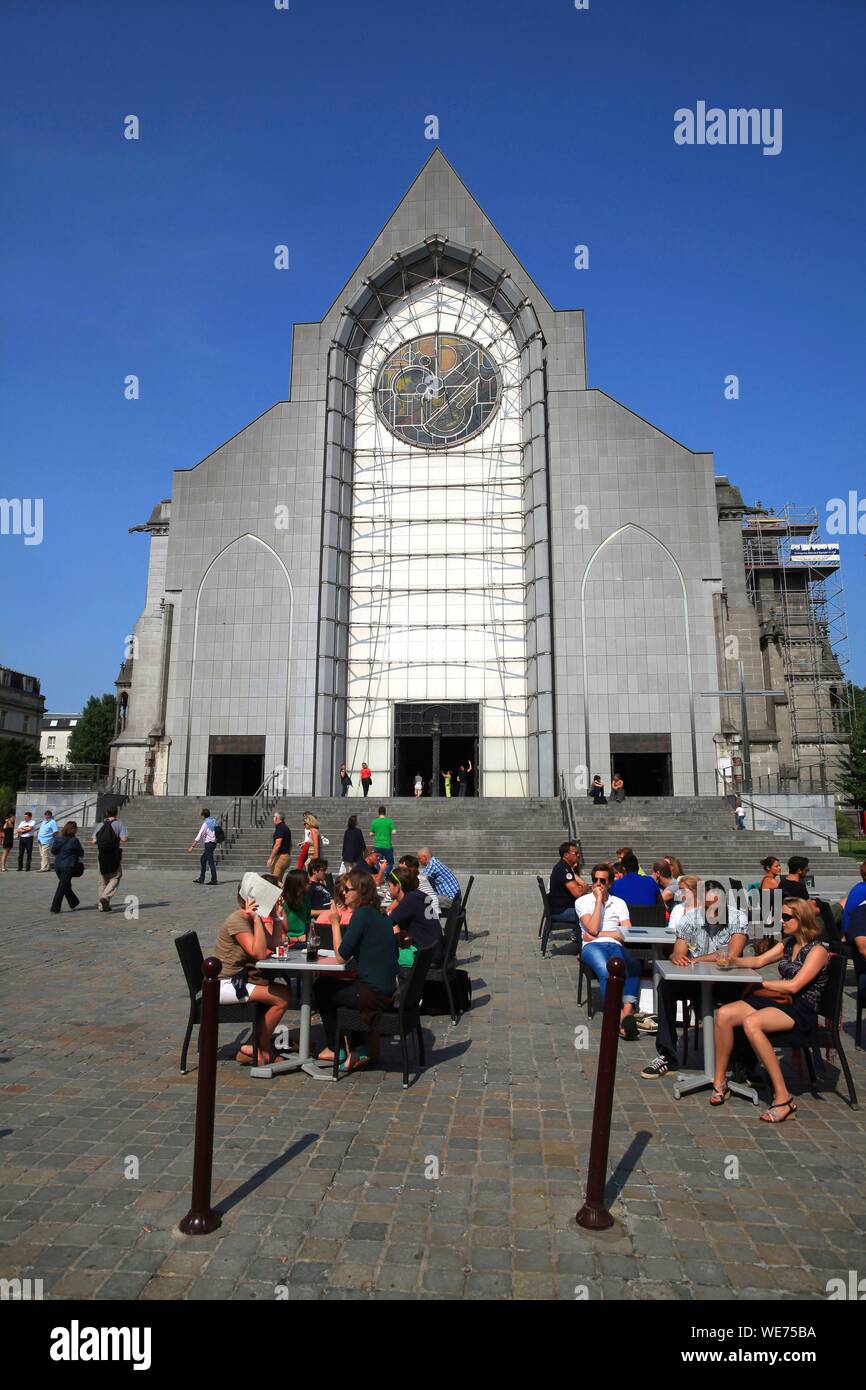 Frankreich, Nord, Lille, Terrassen Kaffee Parvis Notre Dame de la Treille Kathedrale von Lille Stockfoto
