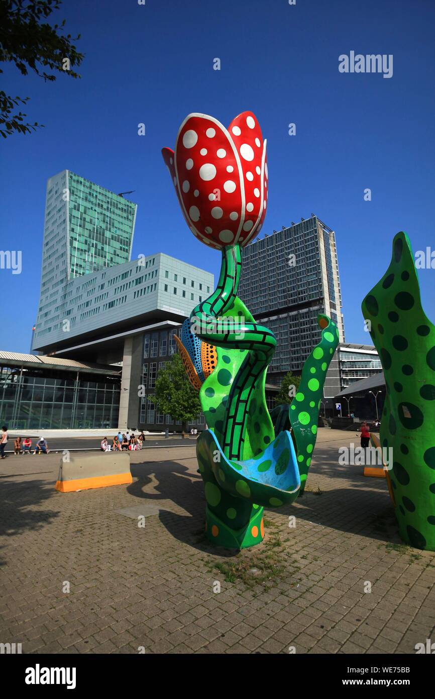 Frankreich, Nord, Lille Euralille Bezirk, Esplanade François Mitterrand, die Tulpen von Shangri La, permanente Skulptur von Yayoi Kusama Stockfoto