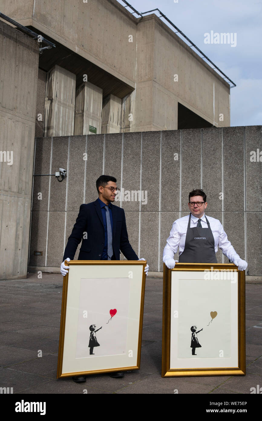 London, Großbritannien. 30 Aug, 2019. Christie's Mitarbeiter stellen mit Kunstwerken" Mädchen mit Ballon' (L) und "Mädchen mit Ballon - Farbe AP (Gold)" durch anonyme Street Artist Banksy an der Southbank Centre in London Freitag, 30. August 2019. Die Southbank Centre wurde in der Nähe einer der ursprünglichen Standorte die Kunstwerke in London erschien. Die Drucke werden auf Verkauf nur während einer Online Auktion mit dem Titel 'Banksy: Ich kann nicht glauben, dass sie Idioten dieser Sh*t" von Christie's Auktionshaus zwischen 11-24 September 2019 vorgestellt. Foto Credit: Lukas MacGregor/Alamy leben Nachrichten Stockfoto