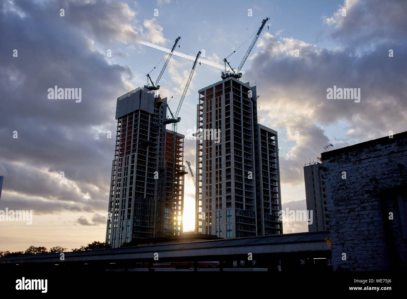 Sonnenuntergang Geschossen des neuen, noch im Bau, Victoria Square Entwicklung in Woking, Surrey. Stockfoto