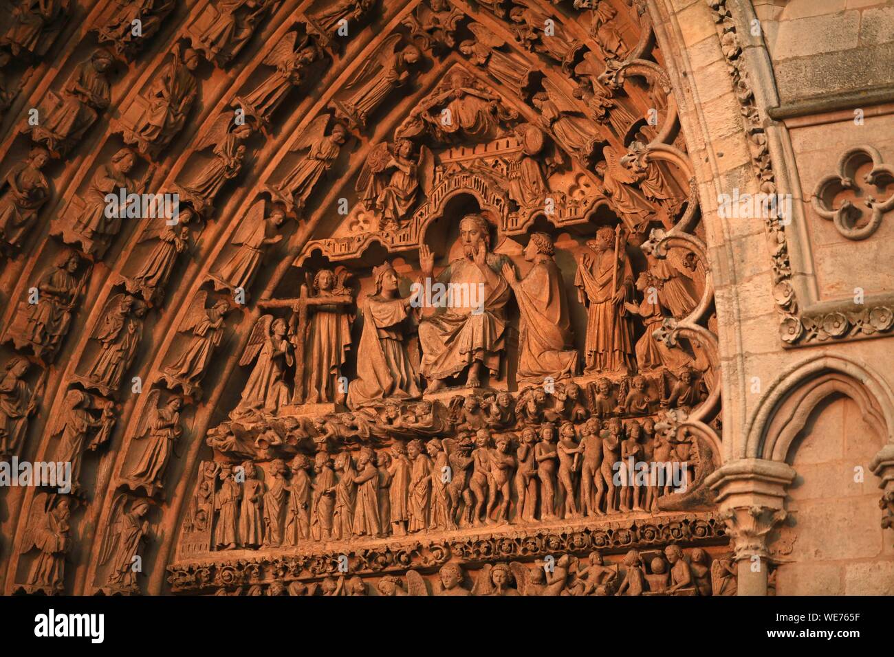 Frankreich, Picardie, Amiens, die Kathedrale Notre Dame von Amiens als Weltkulturerbe von der UNESCO, Detail des Portals der großen Fassade der Kathedrale von Amiens Stockfoto