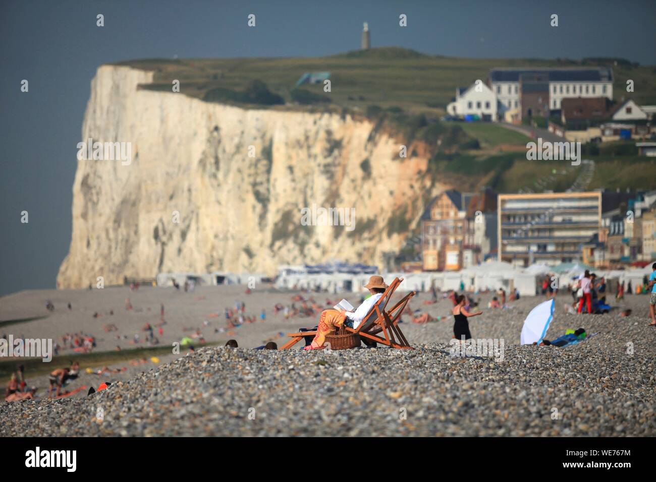 Frankreich, Somme, Mers-les-Bains, eine Frau liest in Ihrem Liegestuhl am Strand in Mers-les-Bains Stockfoto