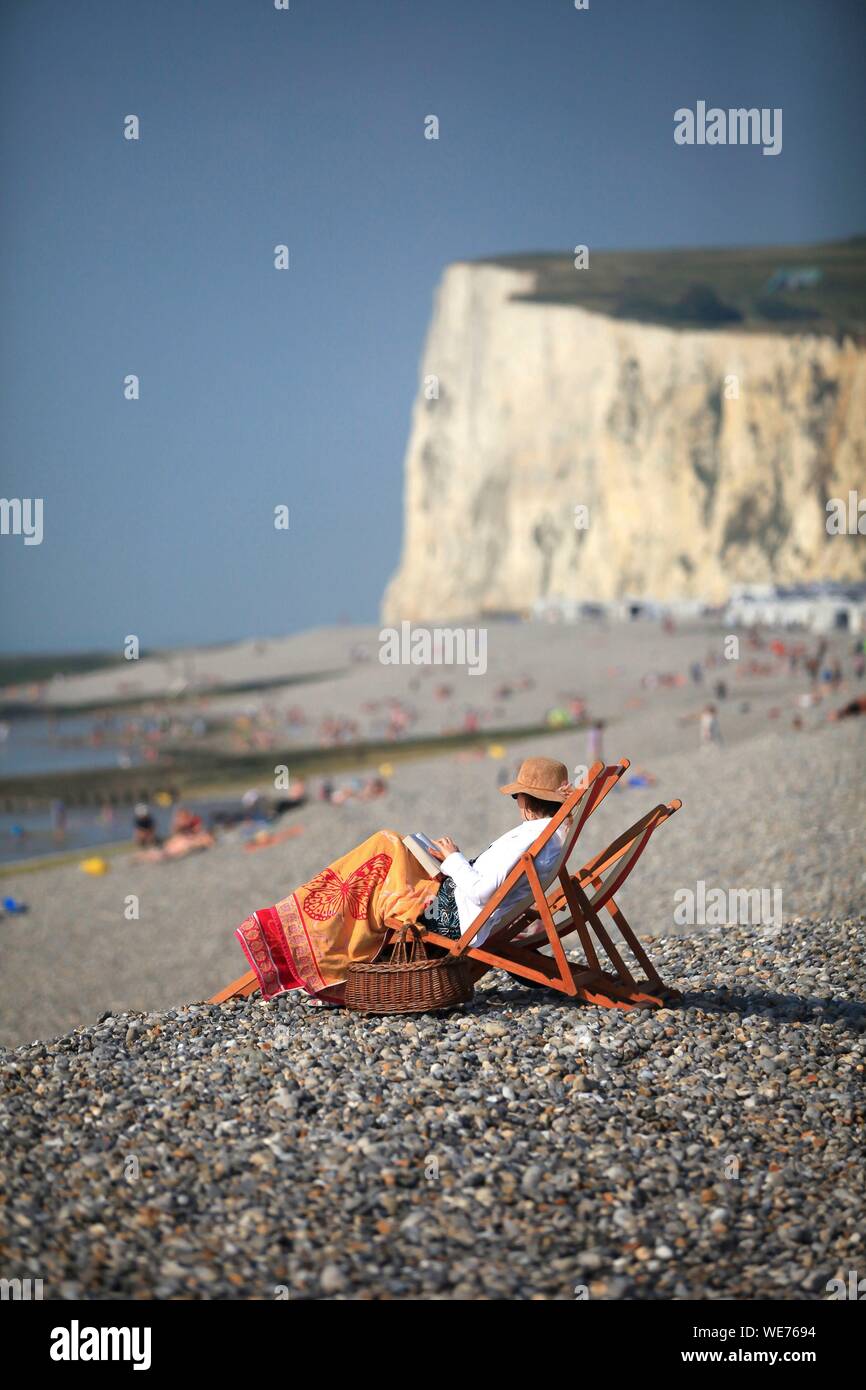 Frankreich, Somme, Mers-les-Bains, eine Frau liest in Ihrem Liegestuhl am Strand in Mers-les-Bains Stockfoto