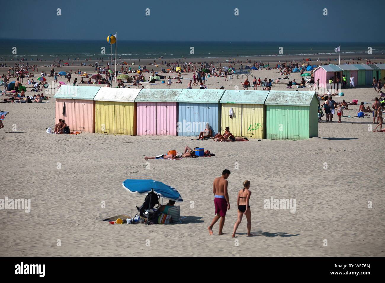Frankreich, Nord-Pas-de-Calais", Berck-sur-Mer, Opal Küste, Strand voller Nautiker und Kabinen am Strand von Berck-sur-Mer Stockfoto
