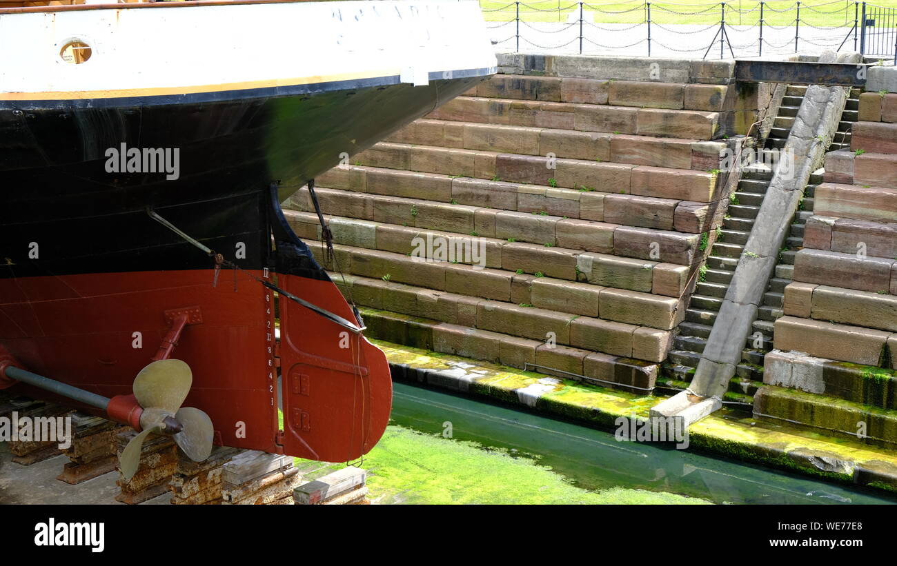 Riverside Treppe mit konkreten Schritten in grün Moos bedeckt, Belfast Stockfoto