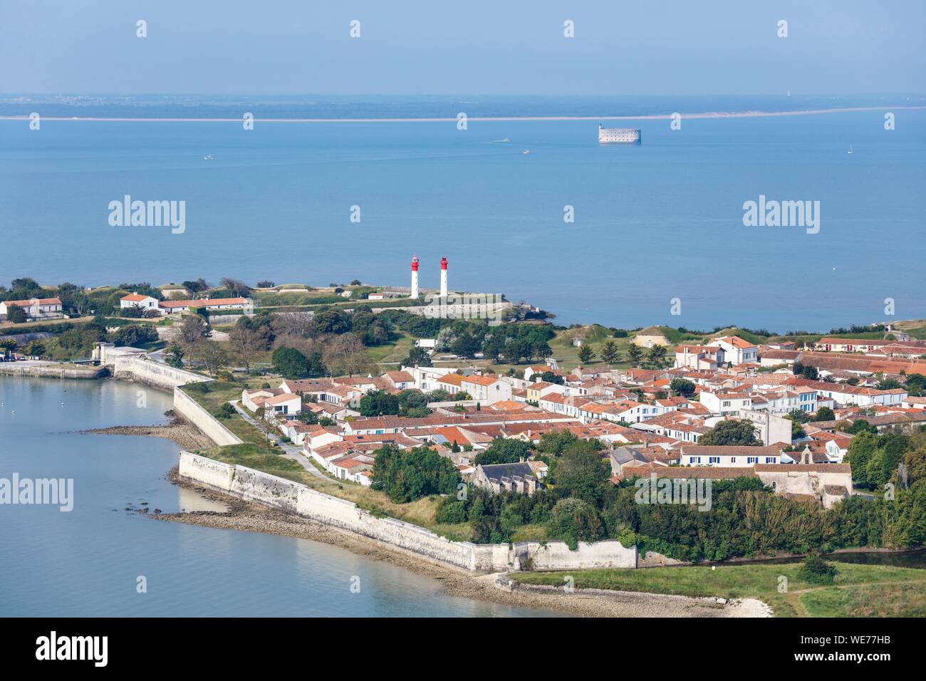 Frankreich, Charente Maritime, Aix-Insel, Stadt und Festung la Rade (Luftbild) Stockfoto
