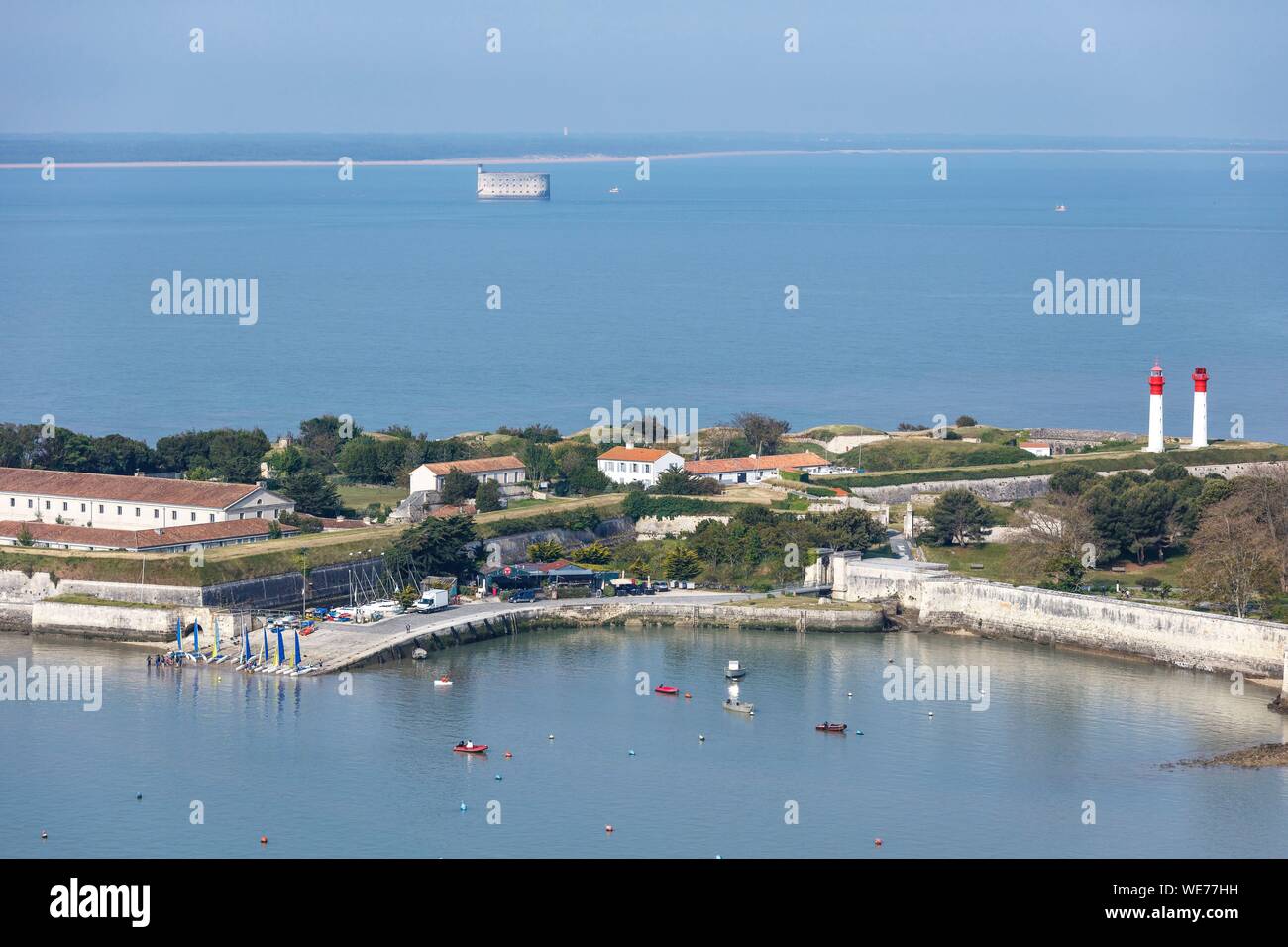 Frankreich, Charente Maritime, Insel Aix, Segelschule am La Rade fort vor Fort Boyard (Luftbild) Stockfoto