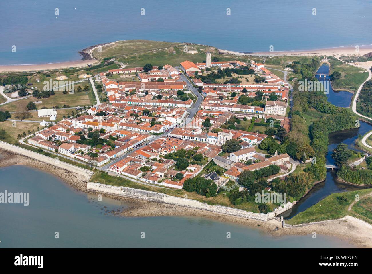 Frankreich, Charente Maritime, die Insel Aix, die Stadt (Luftbild) Stockfoto