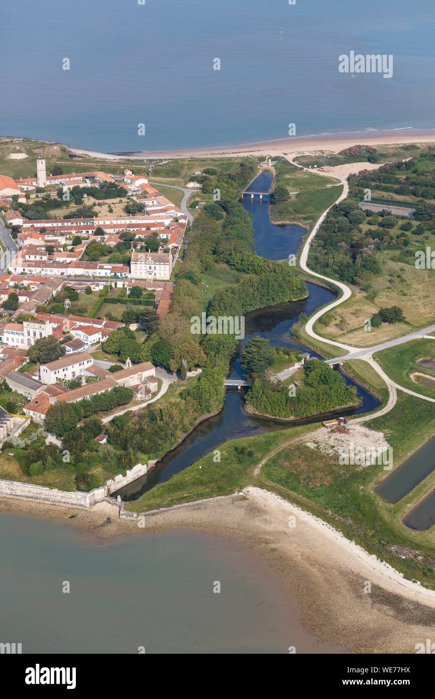 Frankreich, Charente Maritime, Insel Aix, der Wassergraben zum Schutz der Stadt (Luftbild) Stockfoto