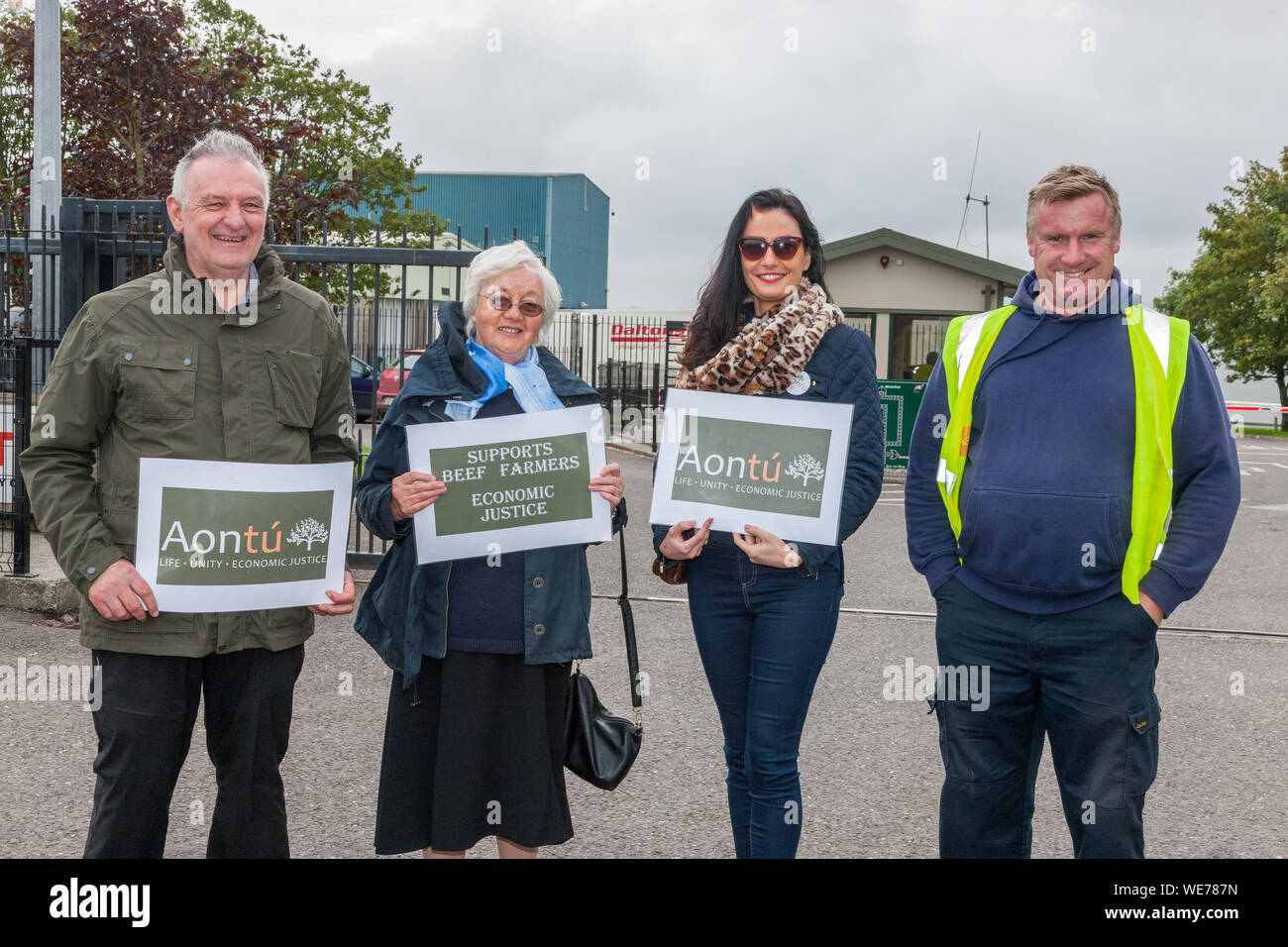 Bandon, Cork, Irland. 30 August, 2019. Paddy Scully, Kanturk, Mary Deane, Dunmanway, Lorraine Deane, Dunmanway und Pat Cadogan, drimoleague die Landwirte außerhalb des ABP Verarbeitungsbetrieb in Bandon, Co.Cork unterstützen. Gruppe der Landwirte haben bereits das Ergebnis der Gespräche in der vergangenen Woche abgelehnt, die darauf abzielen, die bessere Preise fuer Rindfleisch und werden weiterhin ihre streikposten. Kredit; David Creedon/Alamy leben Nachrichten Stockfoto