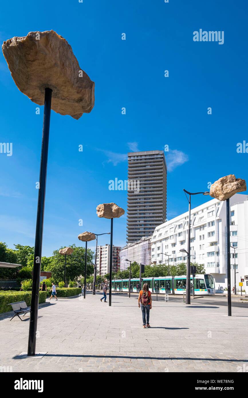 Frankreich, Paris, entlang der GR® Paris 2024, metropolitan Weitwanderweg in Unterstützung von Paris Angebot für die 2024 olympischen Spiele erstellt, Maison Blanche Bezirk, Felsen in den Himmel des französischen Künstlers Didier Marcel am Eingang von Kellermann Park Stockfoto