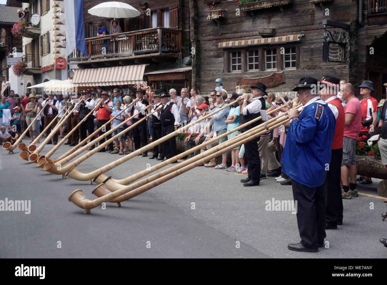 Schweiz, Wallis, Val d'Herens, Dorf Evolène während des 15. August midsummer Festival, einschließlich einer Parade, flokloric Lieder und Tänze, alpine horn Konzerte Stockfoto