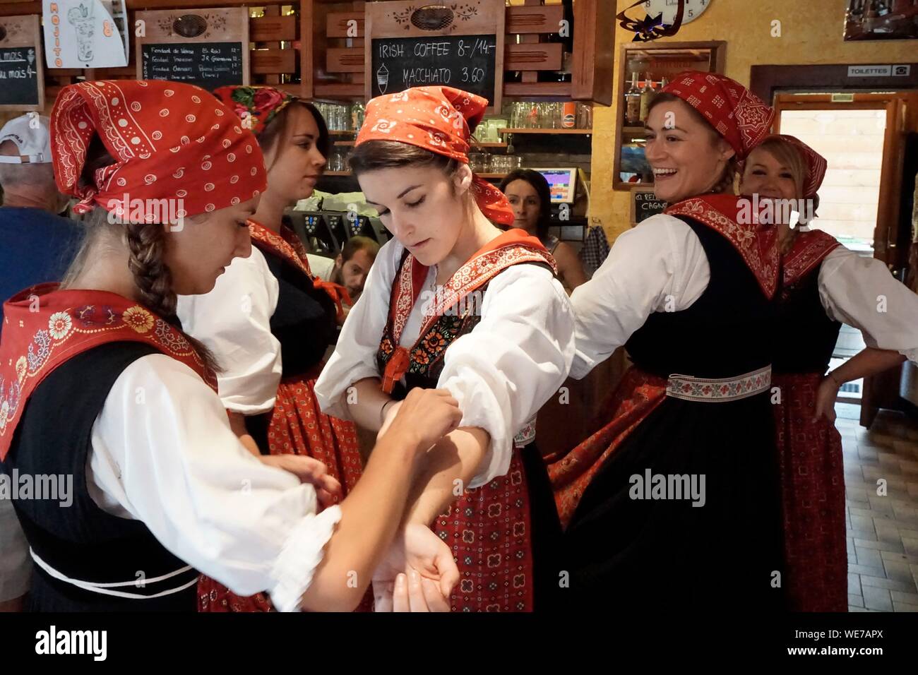 Schweiz, Wallis, Val d'Herens, Dorf Evolène während des 15. August midsummer Festival, einschließlich einer Parade, flokloric Lieder und Tänze, alpine horn Konzerte Stockfoto