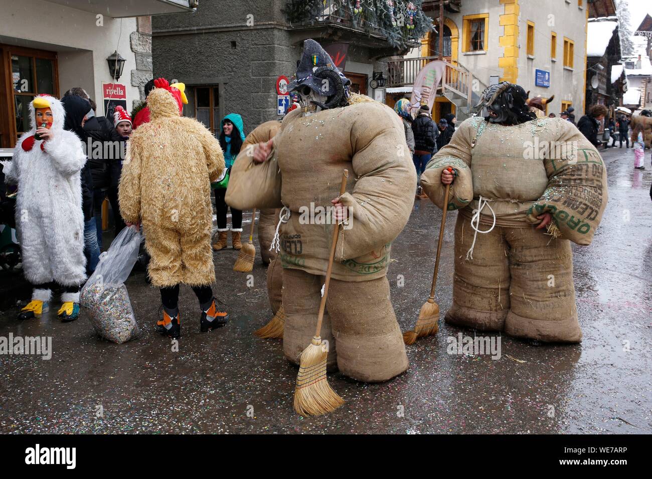 Schweiz, Wallis, Val d'Herens, Dorf Evolène, Karneval, die Vorbereitung des  empailles (junge Männer mit alten Taschen gekleidet mit ca. 50 kg Stroh  gefüllt) und tragen ein Lokal aus Holz geschnitzte Maske, die