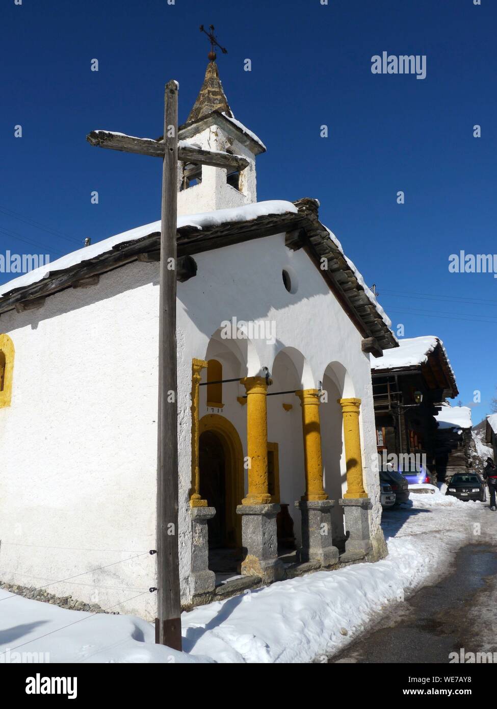 Schweiz, Wallis, Val d'Herens, Dorf Evolène im Winter, Wintersport Stockfoto