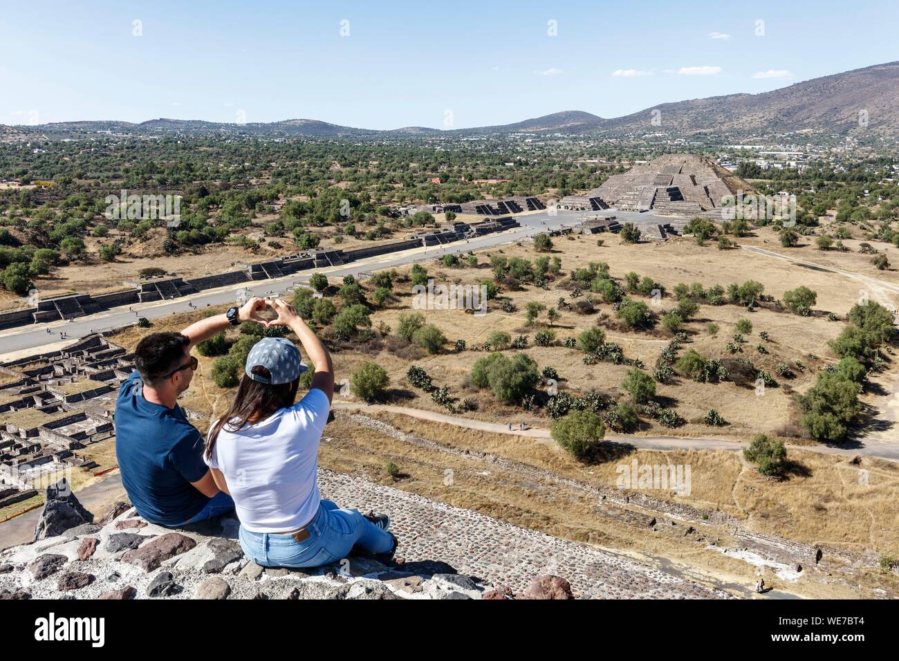 Mexiko, Mexiko, Teotihuacan als Weltkulturerbe von der UNESCO, junges Paar beobachten die Pyramide des Mondes Stockfoto