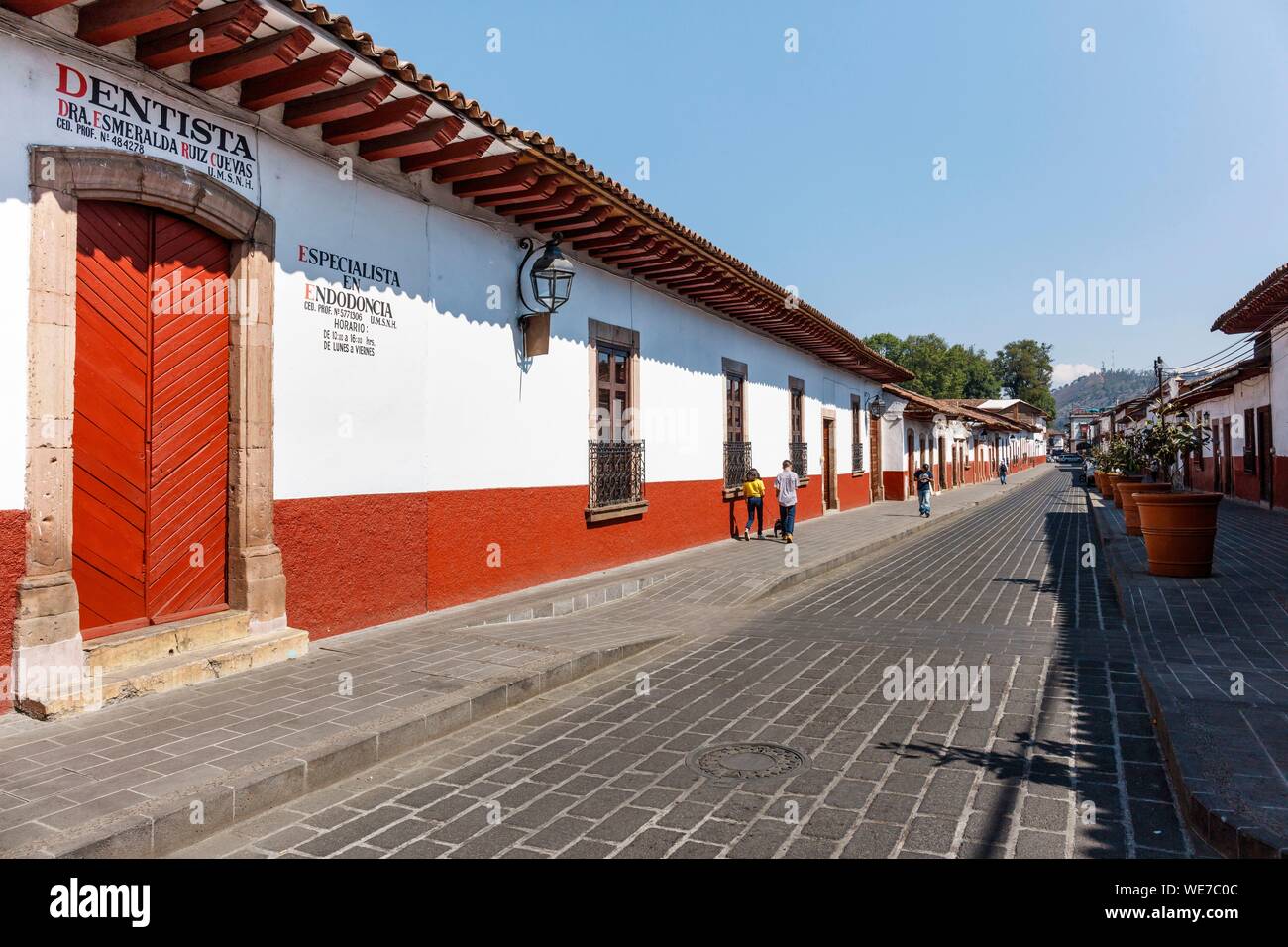 Mexiko, Michoacán, Patzcuaro, Straße mit Häusern im Kolonialstil Stockfoto