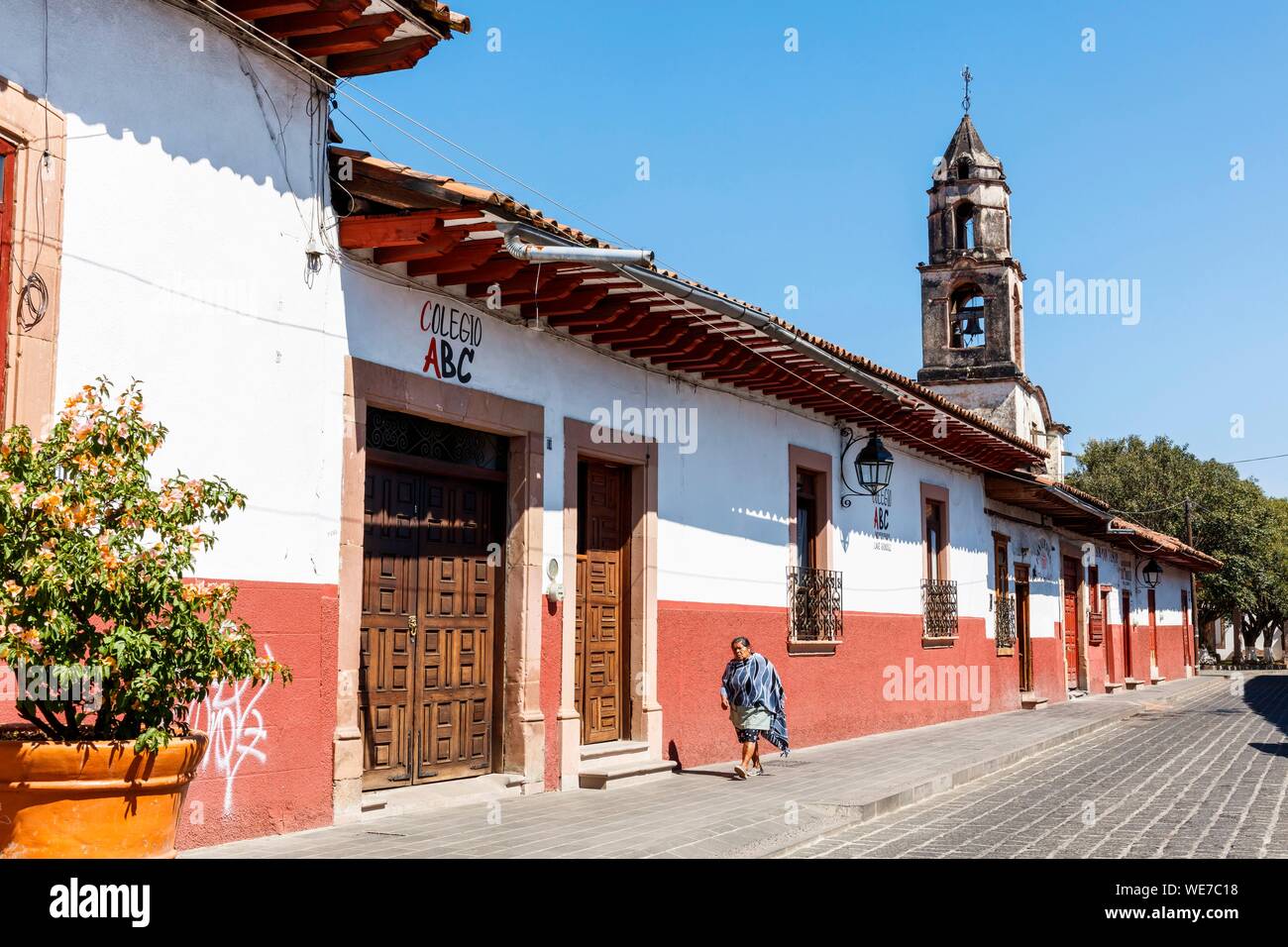 Mexiko, Michoacán, Patzcuaro, typische Gasse mit Häusern im Kolonialstil und San Juan de Dios Clock Tower Stockfoto