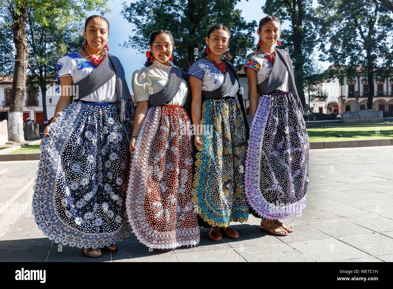 Mexiko, Michoacán, Patzcuaro, 4 Frauen in traditionellen Purepecha Kleid Stockfoto