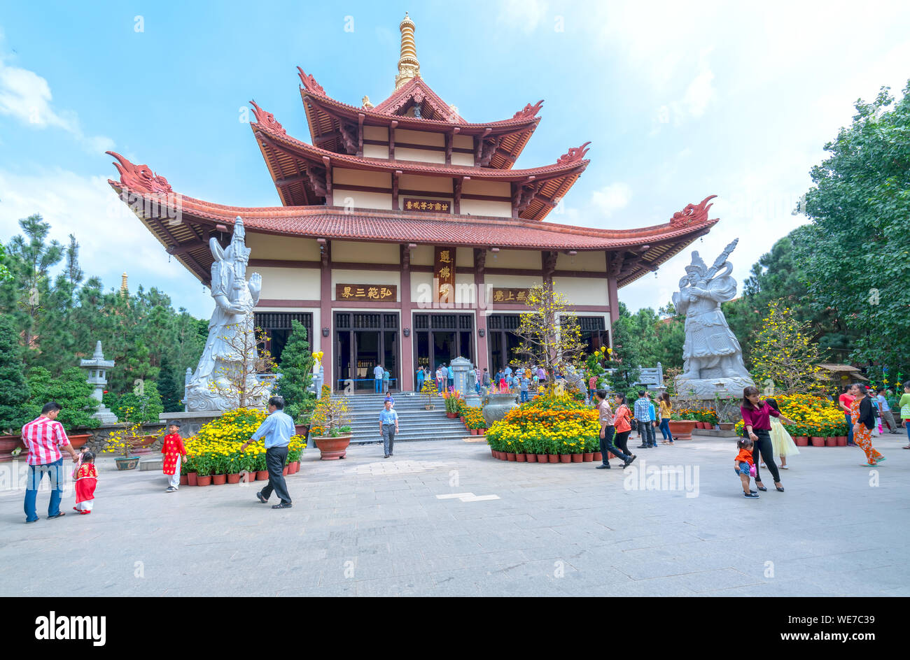 Architektur Tempel in morgen Neujahr Blumen im Vorgarten angezogen Buddhisten kulturellen spirituellen in Ho Chi Minh, Vietnam besuchen Sie Stockfoto