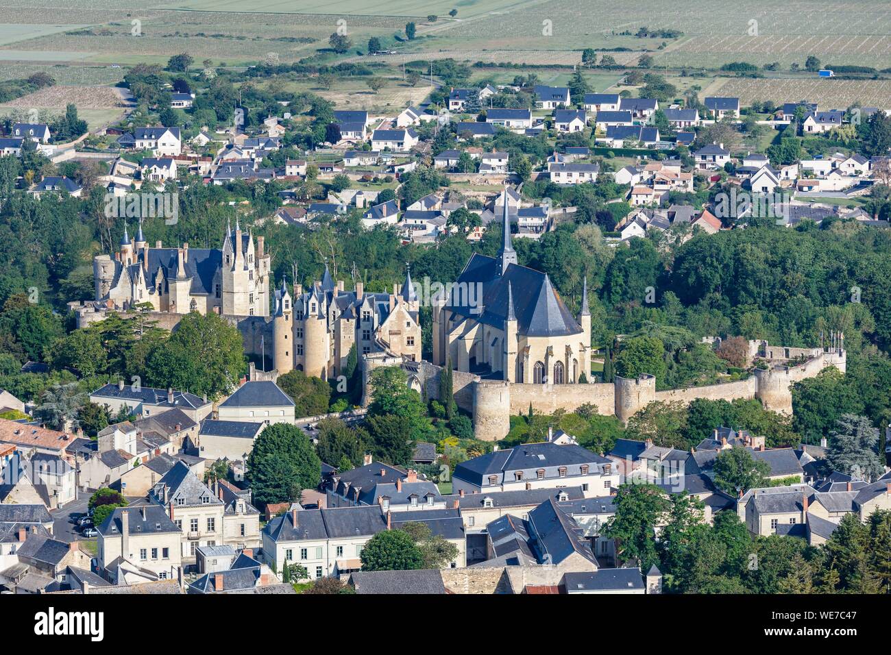 Frankreich, Maine et Loire, Montreuil Bellay, das Schloss und die Kirche (Luftbild) Stockfoto