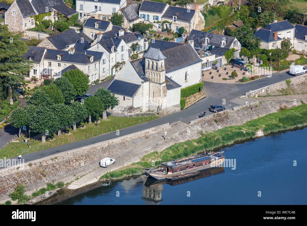 Frankreich, Maine et Loire, Loire Tal als Weltkulturerbe von der UNESCO, Gennes Val de Loire, Le Thoureil, die Kirche und ein Kahn auf dem Fluss Loire (Luftbild) Stockfoto