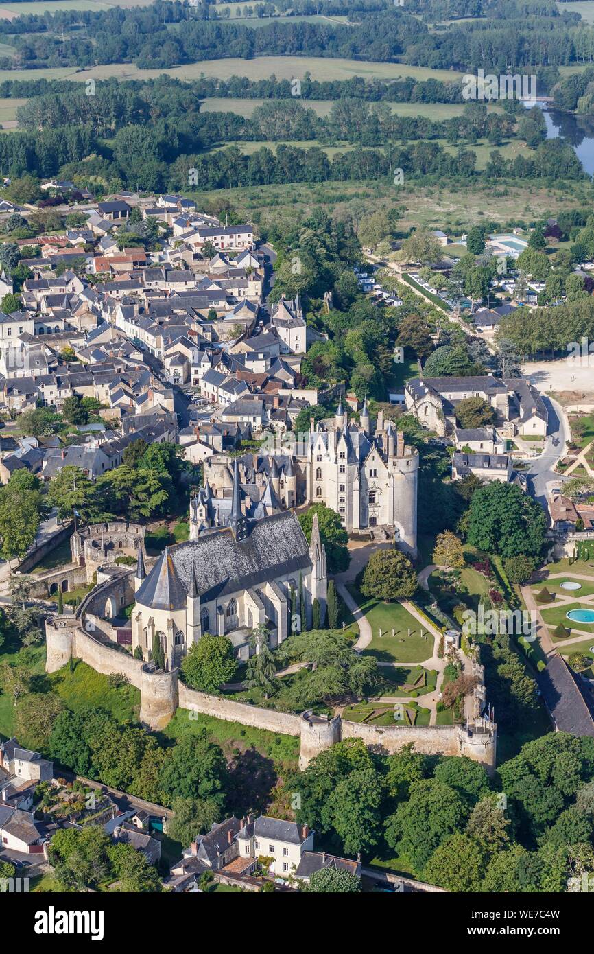 Frankreich, Maine et Loire, Montreuil Bellay, das Schloss und die Kirche (Luftbild) Stockfoto