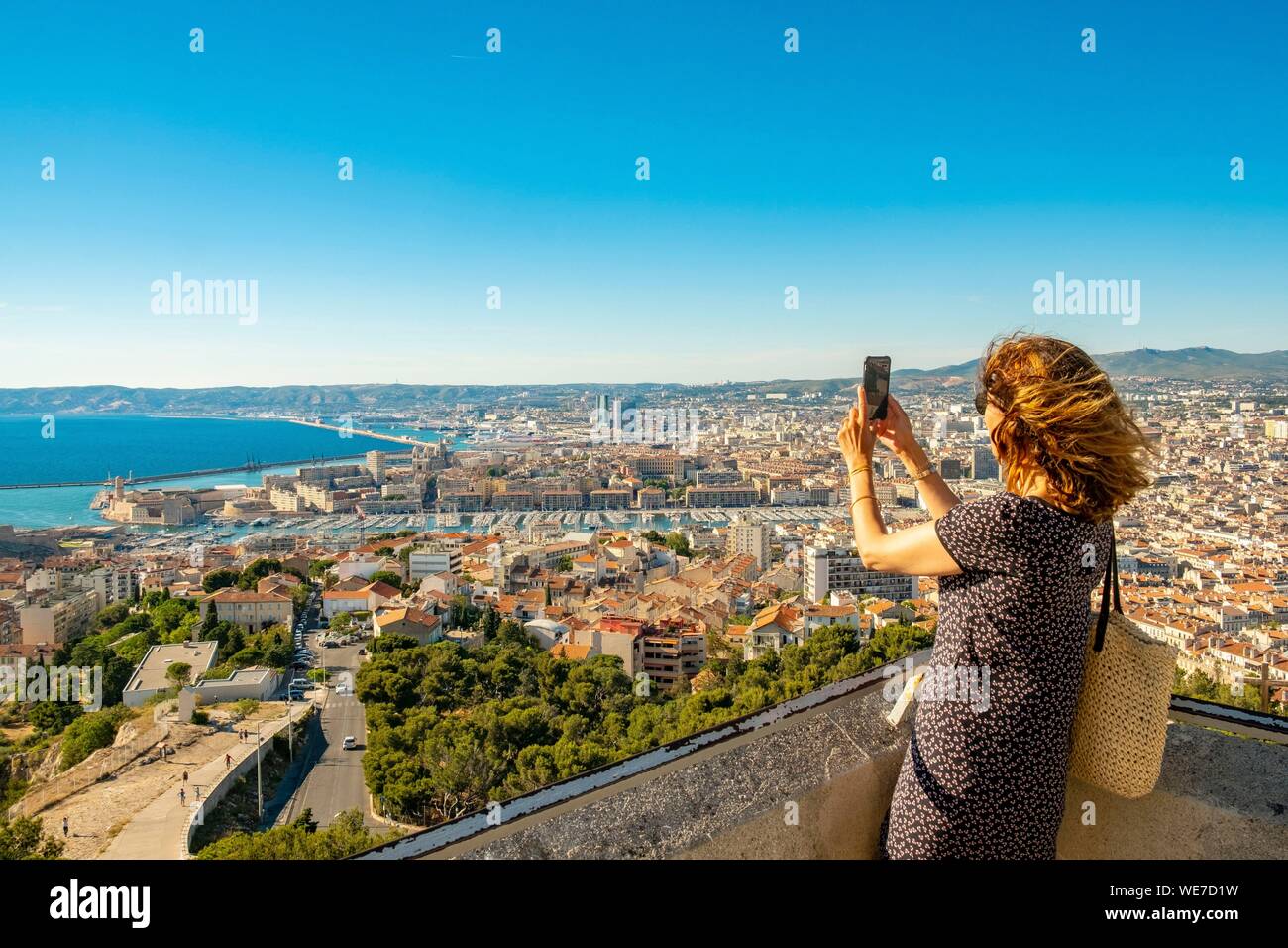 Frankreich, Bouches-du-Rhone, Marseille, mit Blick auf den alten Hafen (Vieux Port) von Notre Dame de la Garde Stockfoto