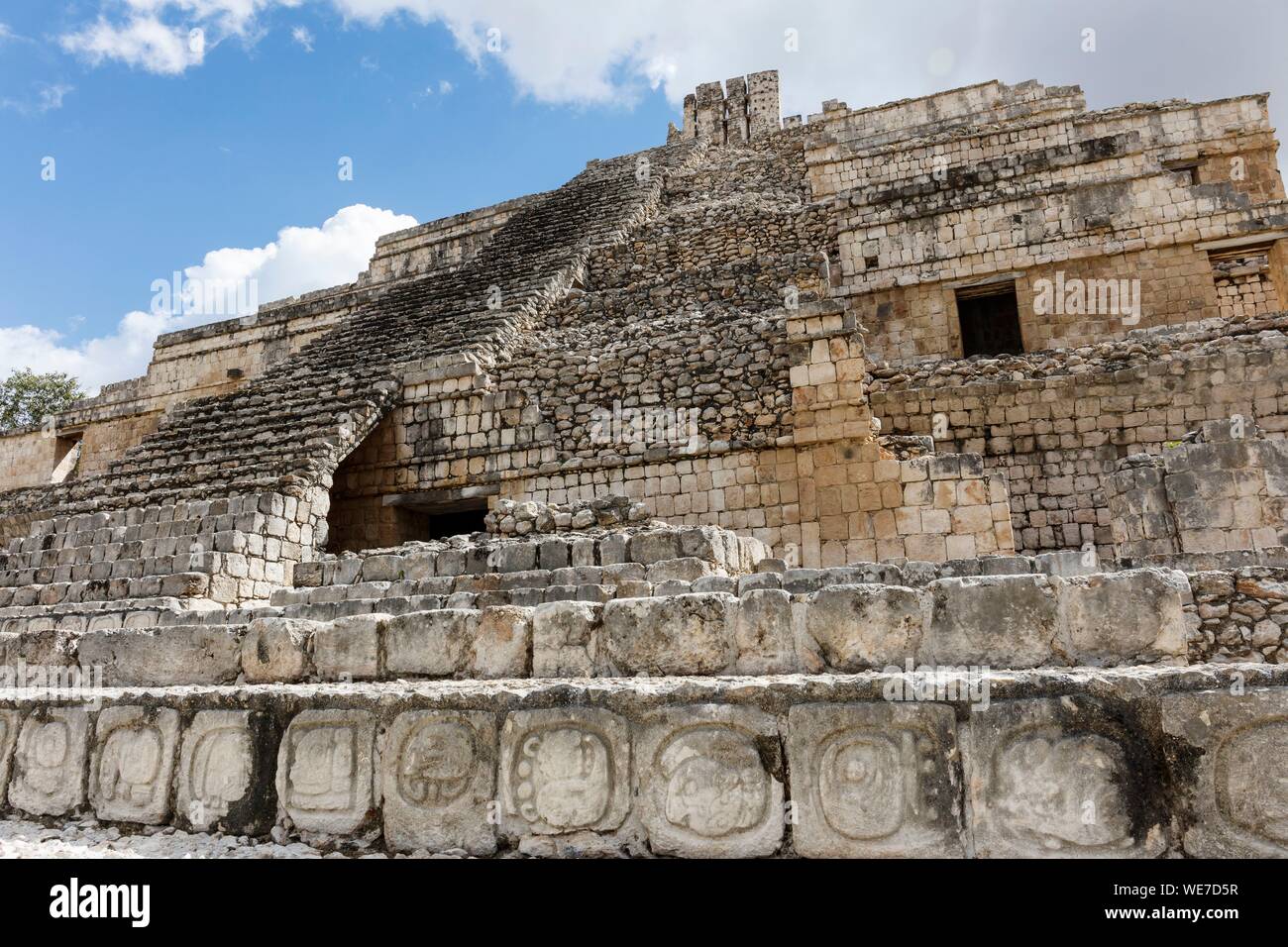 Mexiko, Campeche, Edzna, Maya archäologische Stätte, glyphen an der Basis der Tempel der 5 Geschichten Stockfoto