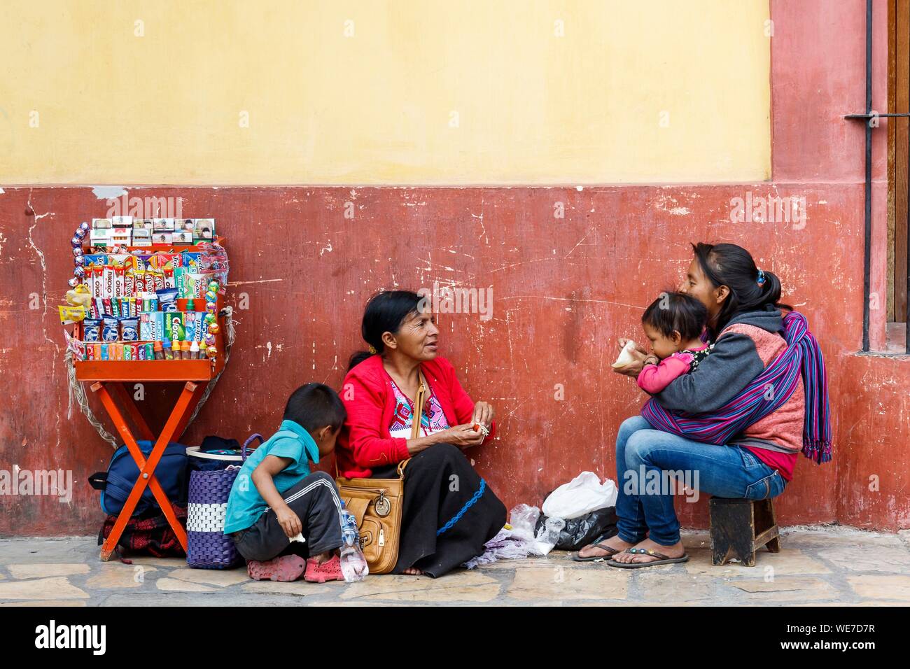 Mexico, Chiapas, San Cristóbal de las Casas, Tzotzil Frauen Verkauf auf der Straße Stockfoto