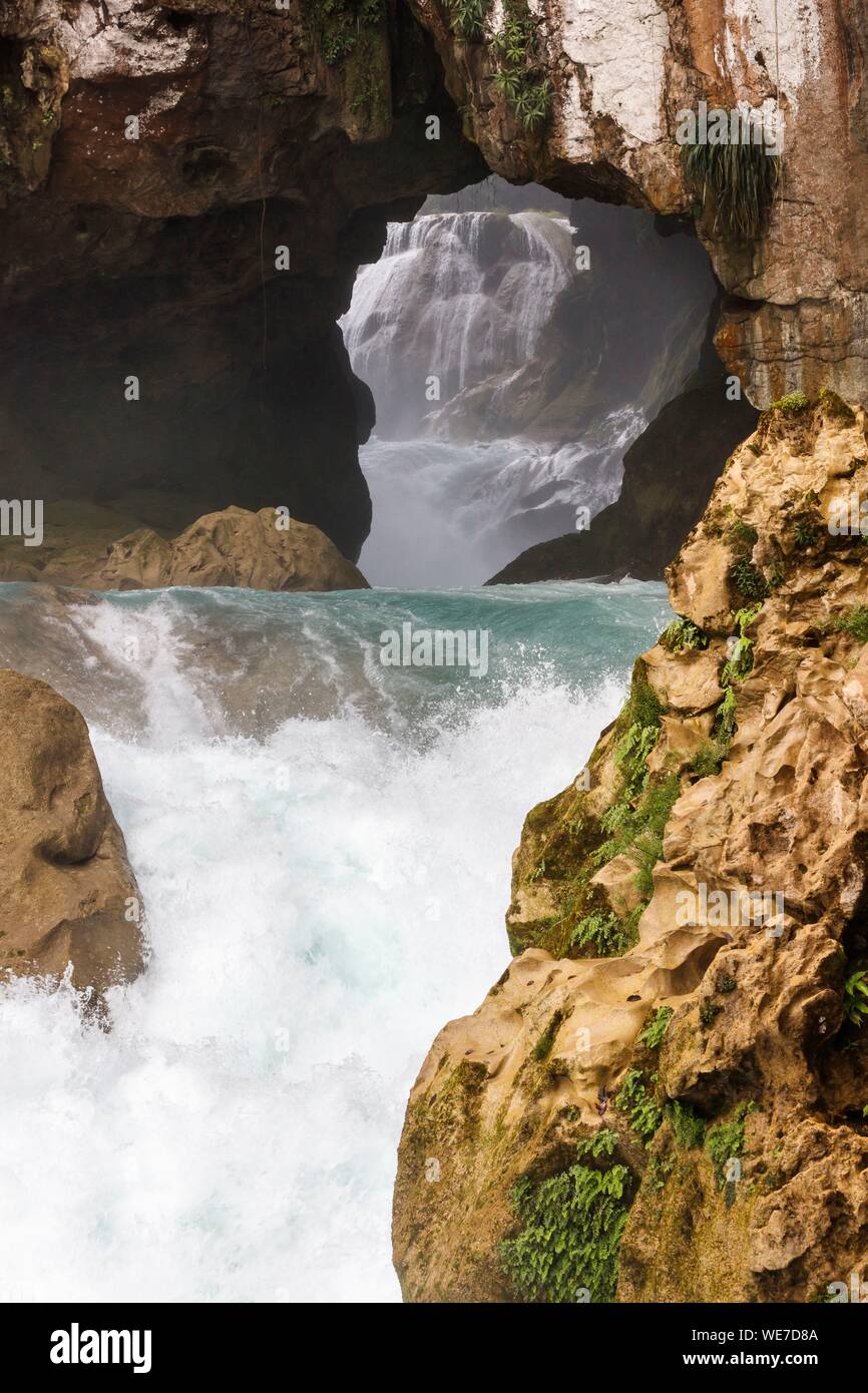 Mexiko, Chiapas, Las Nubes, Santo Domingo river Wasserfall Las Brisas, der Fluss fließt in einer Bohrung Stockfoto