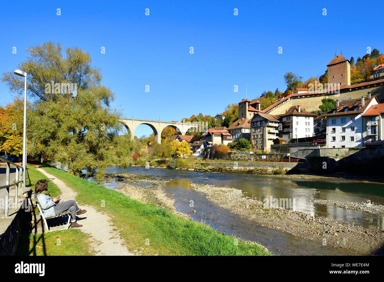 Schweiz, Kanton Freiburg, Fribourg, Saane Sarine Ufer (Fluss), Gotteron Tower Gate und Zähringen Brücke Stockfoto