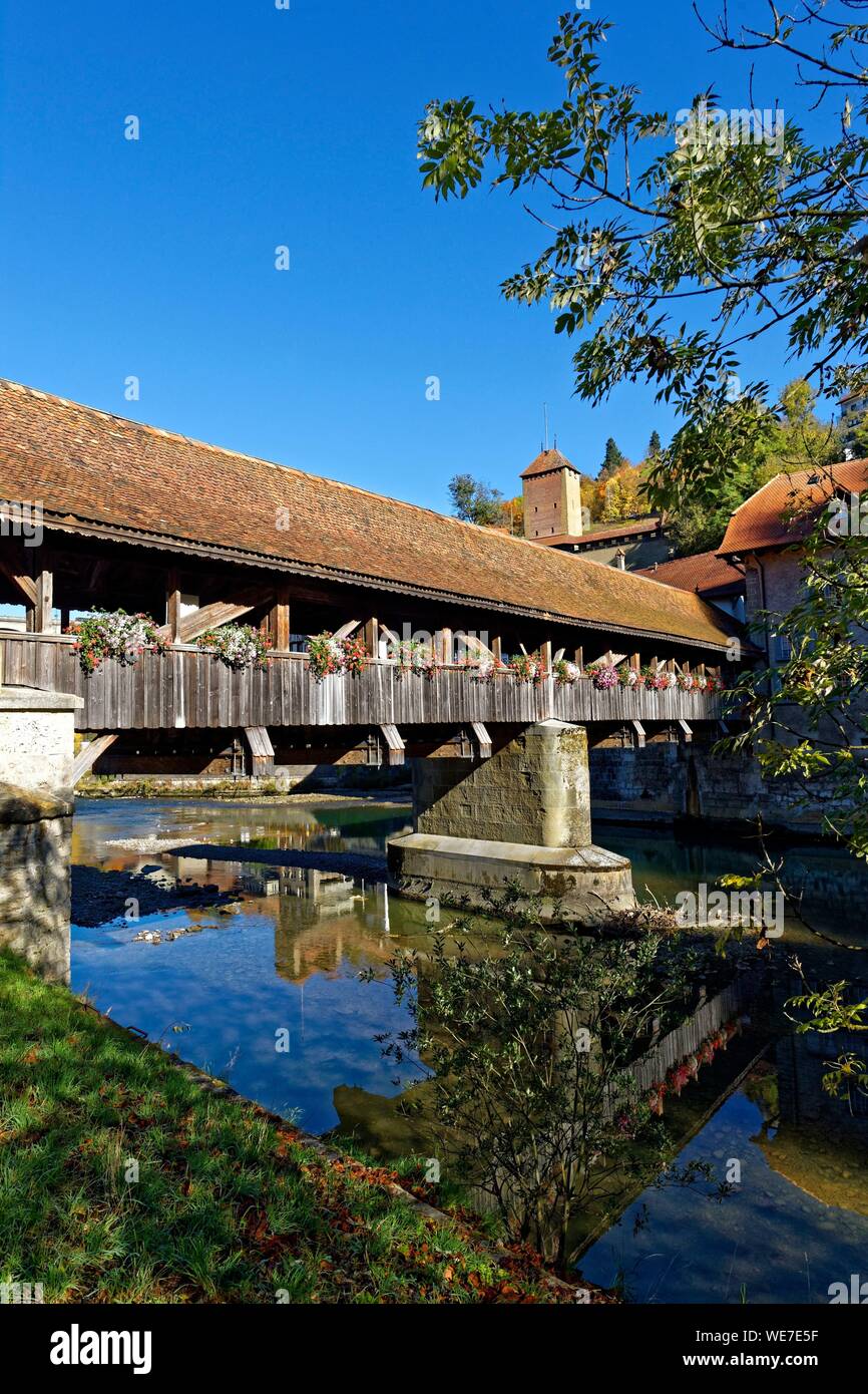 Schweiz, Kanton Freiburg, Fribourg, Saane Flussufer (Saane River), gedeckte Holzbrücke von Bern Stockfoto