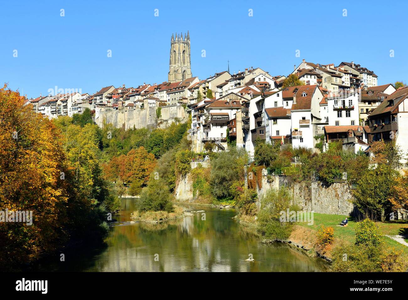 Blick von der kathedrale auf die stadt und den fluss saane -Fotos und ...