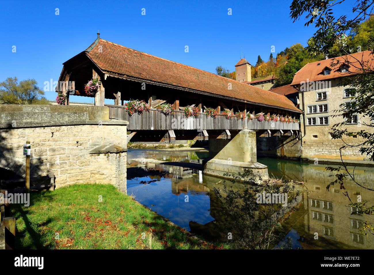 Schweiz, Kanton Freiburg, Fribourg, Saane Flussufer (Saane River), gedeckte Holzbrücke von Bern Stockfoto