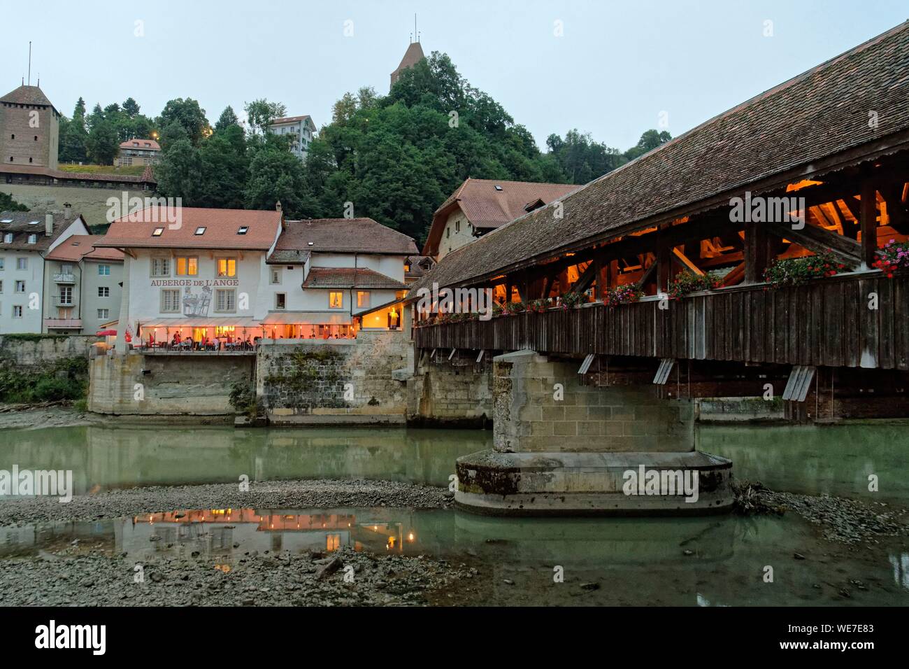 Schweiz, Kanton Freiburg, Fribourg, Saane Flussufer (Saane River), gedeckte Holzbrücke von Bern Stockfoto