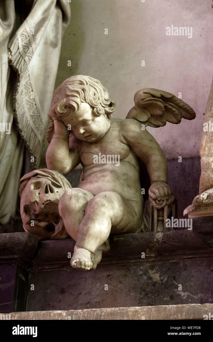 Frankreich, Picardie, Amiens, die Kathedrale Notre-Dame, das Juwel der Gotik, als Weltkulturerbe von der UNESCO, die weinende Engel Statue auf guilain Lucas Mausoleum, symbolisiert die Trauer der Waisen, die in den Kanon aufgenommen wurden Stockfoto Frankreich, Picardie, Amiens, die Kathedrale Notre-Dame, das Juwel der Gotik, als Weltkulturerbe von der UNESCO, die weinende Engel Statue auf guilain Lucas Mausoleum, symbolisiert die Trauer der Waisen, die in den Kanon aufgenommen wurden Stockfoto