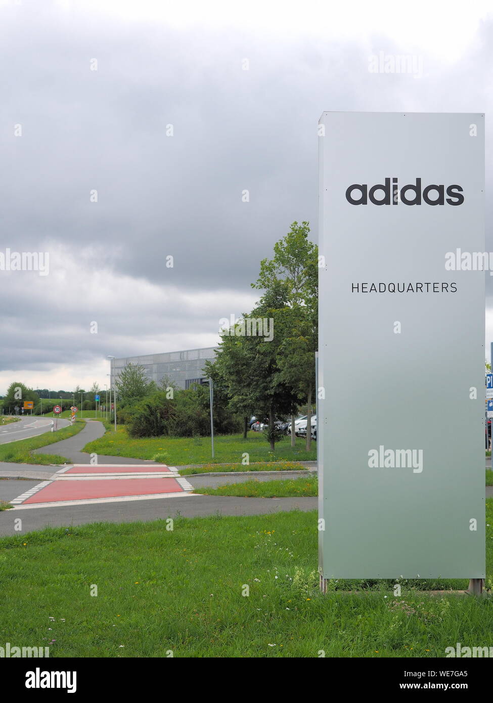 Herzogenaurach, Deutschland - 19 August 2019: zentrale Zeichen der globalen  Sport der Marke Adidas Stockfotografie - Alamy