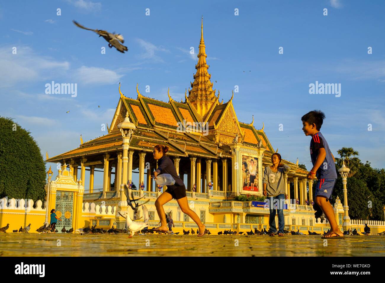 Kambodscha, Phnom Penh, der Königliche Palast, die Residenz des Königs von Kambodscha, im Jahre 1860 gebaut, Kinder spielen mit den Tauben Stockfoto