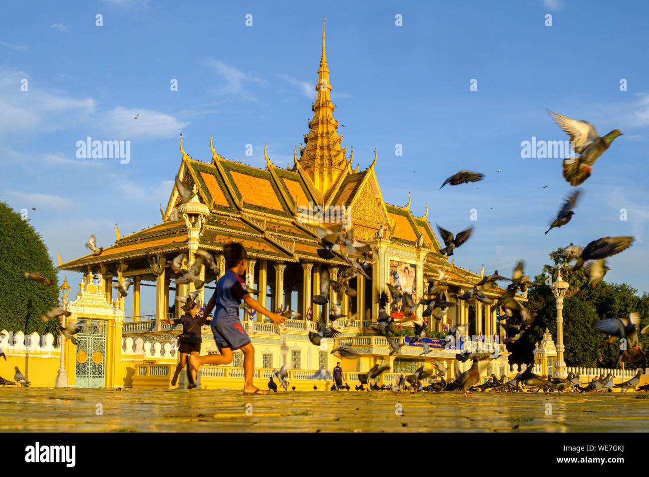 Kambodscha, Phnom Penh, der Königliche Palast, die Residenz des Königs von Kambodscha, im Jahre 1860 gebaut, Kinder spielen mit den Tauben Stockfoto