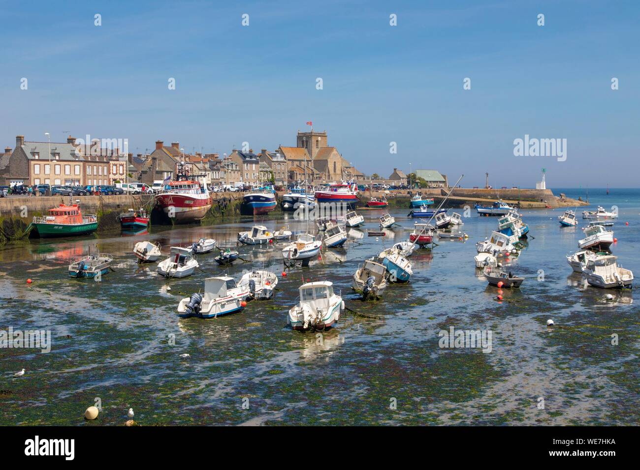 Frankreich, Manche, Cotentin, Barfleur, "Les Plus beaux villages de France (Schönste Dörfer Frankreichs), den Hafen und die St. Nicolas Kirche aus dem 17. bis 19. Stockfoto