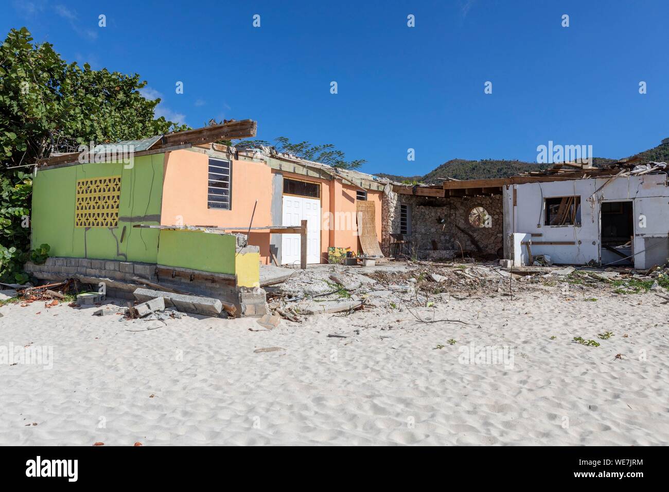 West Indies, British Virgin Islands, Tortola Island, Josiah Bay, am Strand Ruinen der Häuser durch den Zyklon Irma durchgebrannt Stockfoto