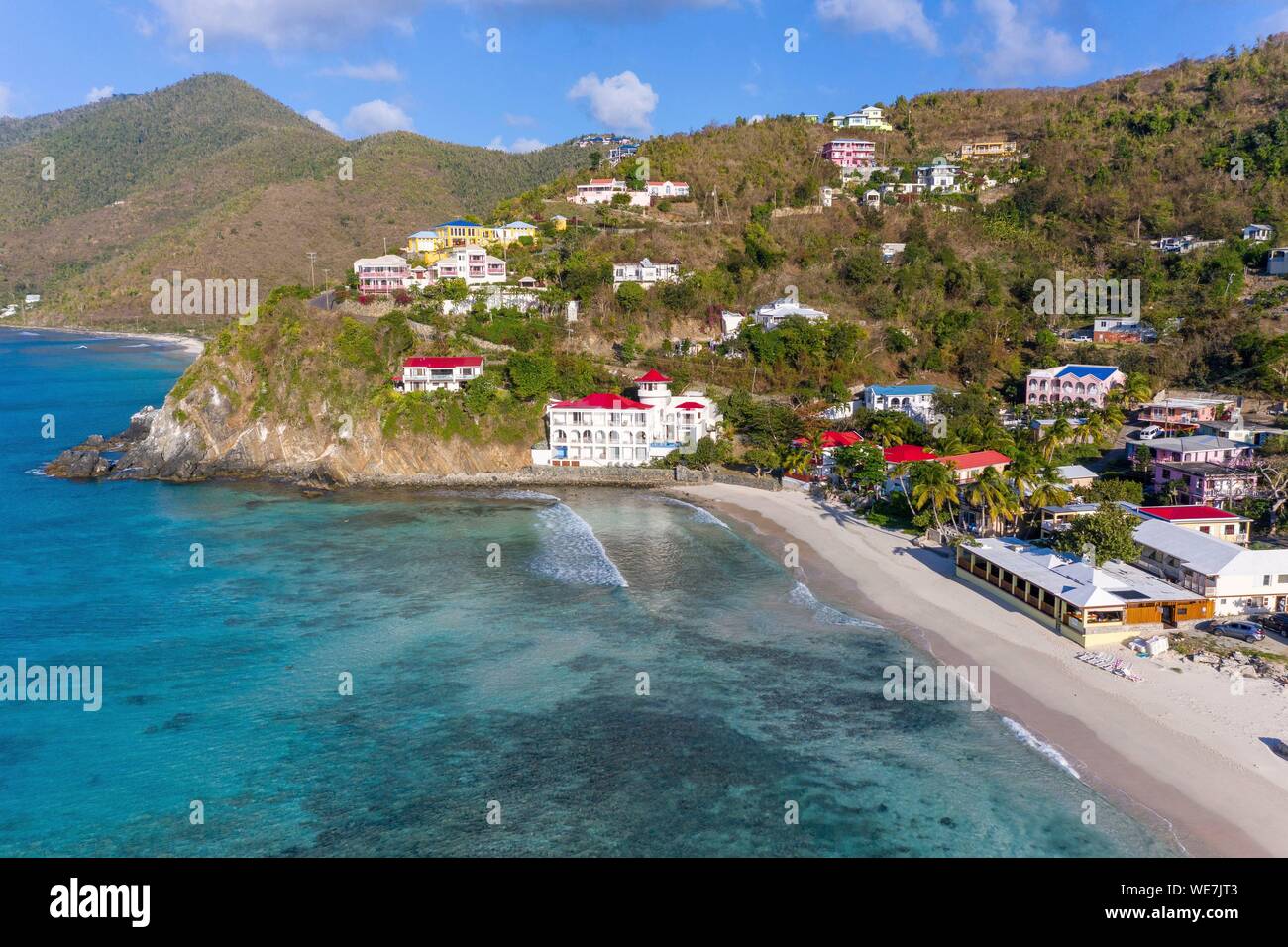 West Indies, British Virgin Islands, Tortola Island, menschenleeren Strand von Long Bay Beach, mit Blick auf die Hotels, Restaurants und Häuser vor dem türkisblauen Meer (Luftbild) Stockfoto