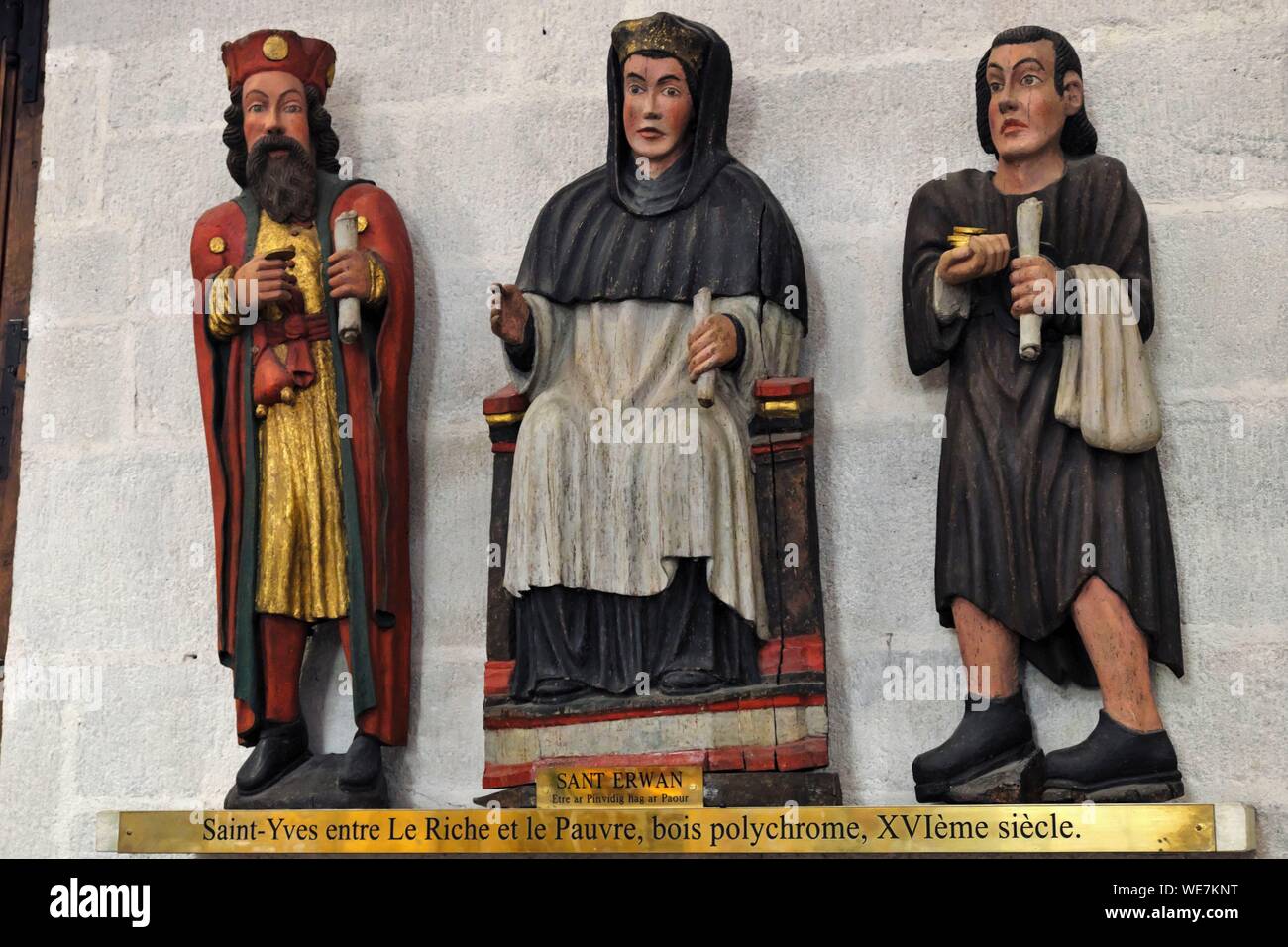 Frankreich, Finistere, Quimper, Place Saint Corentin, St. Corentin Kathedrale datiert aus dem 13. Jahrhundert, Saint Yves zwischen den Reichen und den Armen, Statue, mehrfarbigem Holz vom 16. Stockfoto