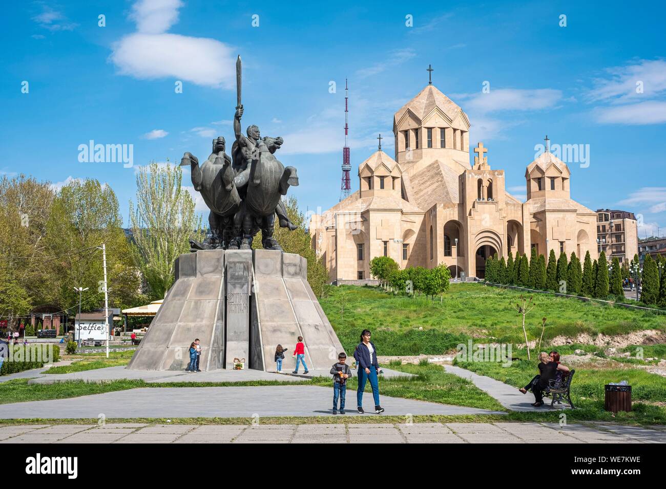 Armenien, Yerevan, hl. Gregor des Erleuchters geweihten Kathedrale im Jahr 2001 abgeschlossen und General Andranik Statue, nationaler Held Stockfoto