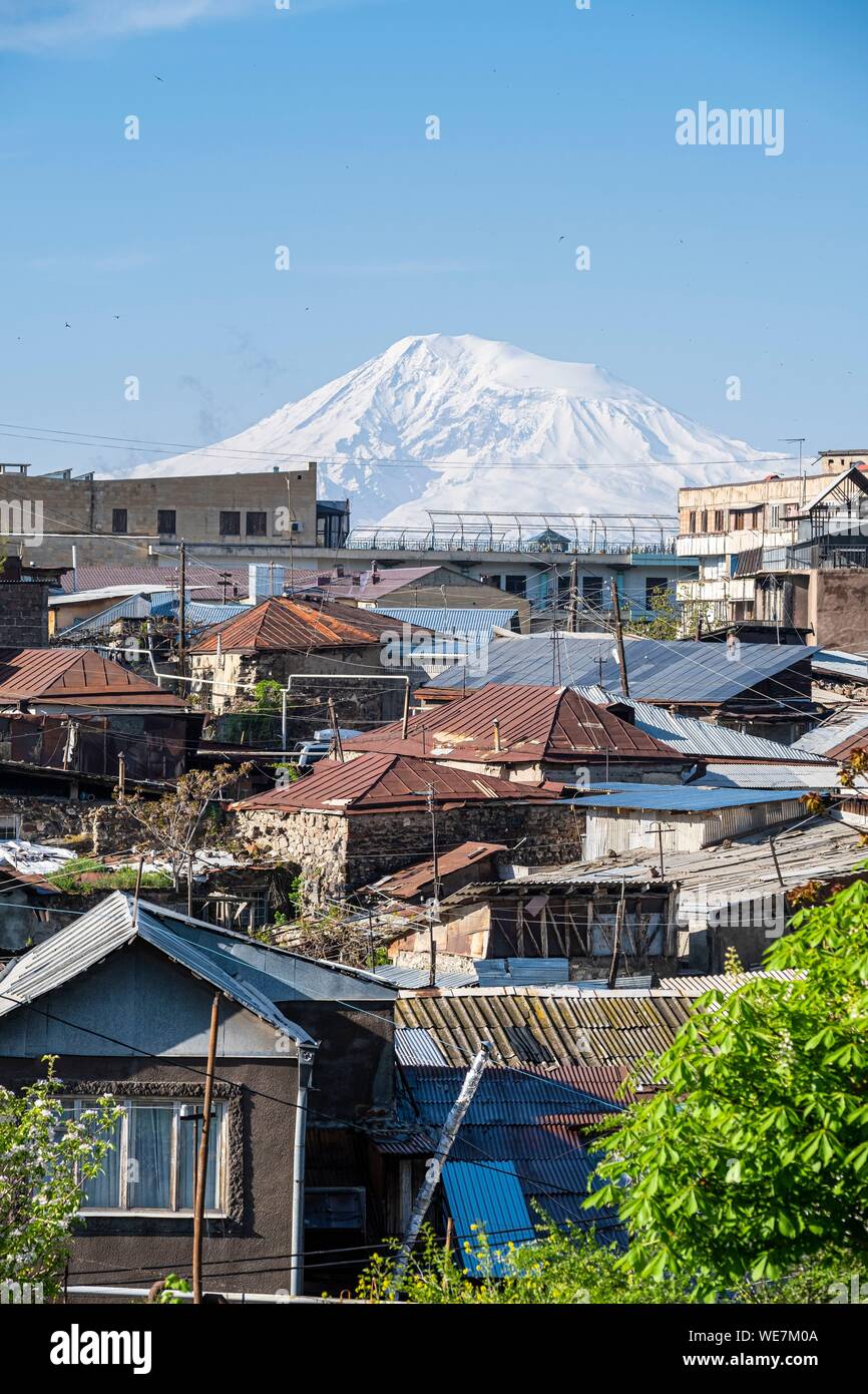 Armenien, Yerevan, Häuser des alten Erevan, Berg Ararat (alt: 5165 m) im Hintergrund Stockfoto