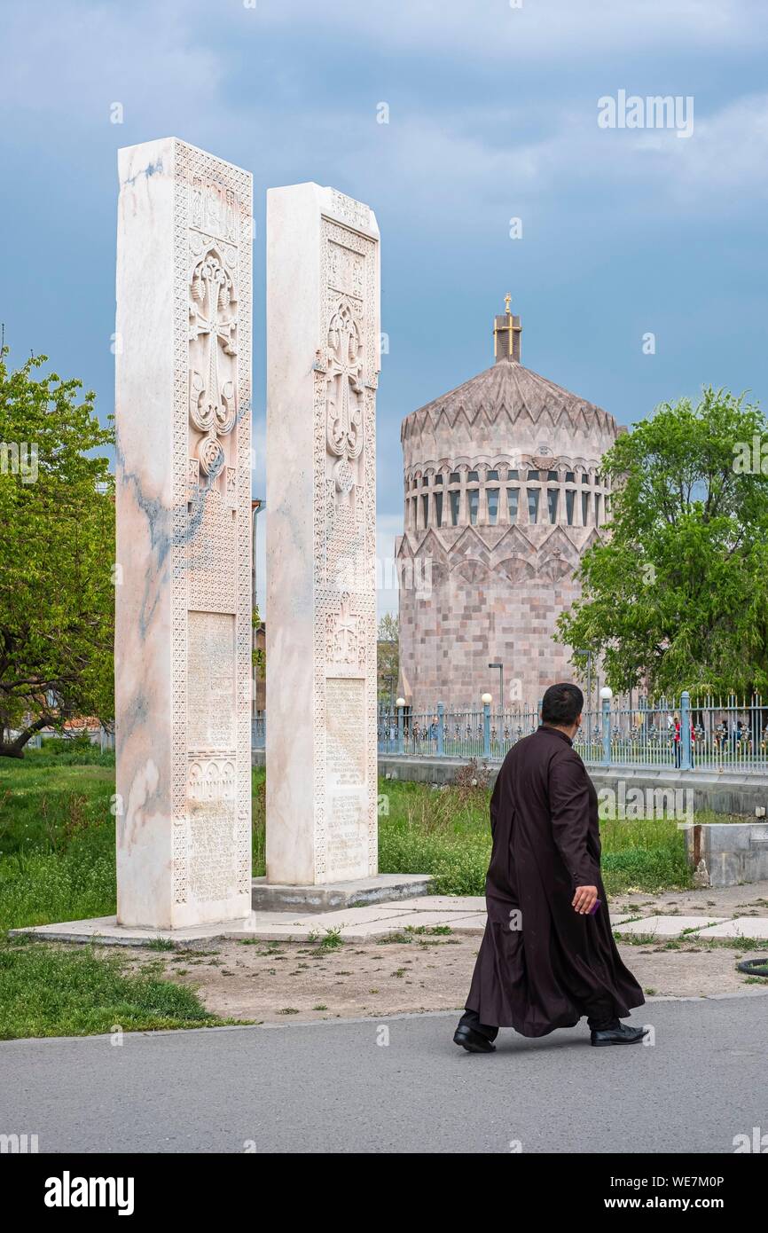 Armenien, Kirov region, Etschmiadzin, religiösen Komplex von etschmiadzin als Weltkulturerbe von der UNESCO, khatchkars und Kirche der Heiligen Erzengel im Hintergrund Stockfoto